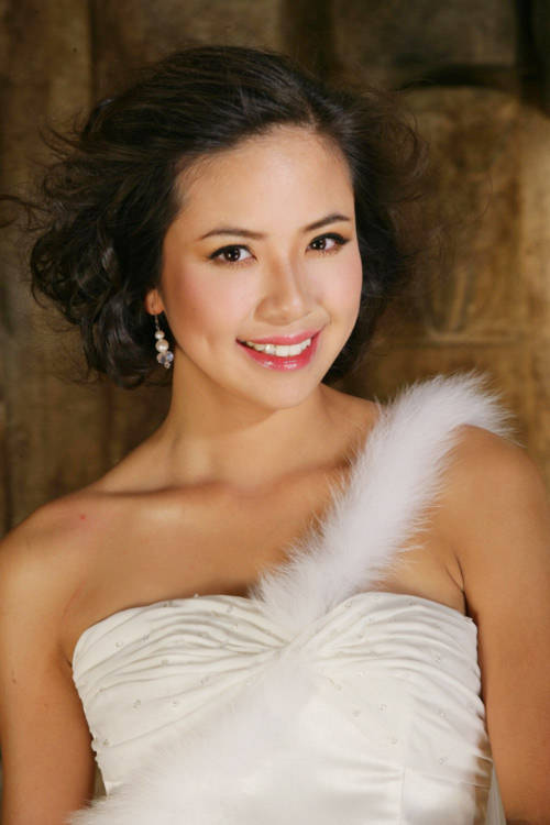 Kiều Khanh khoe trang phục dạ hội dự Miss World 2010: