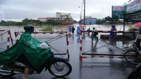 Lực lượng chức năng phải cấm người và phương tiện lưu hành qua Đập Đá (nối giữa tuyến đường Lê Lợi và Nguyễn Sinh Cung) để đảm bảo an toàn cho người dân.
