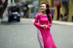 MC Hoài Anh duyên dáng bên hồ Gươm