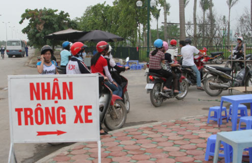 Trông xe máy trên vỉa hè phía đường Phạm Văn Đồng Trông xe máy trên vỉa hè phía đường Phạm Văn Đồng