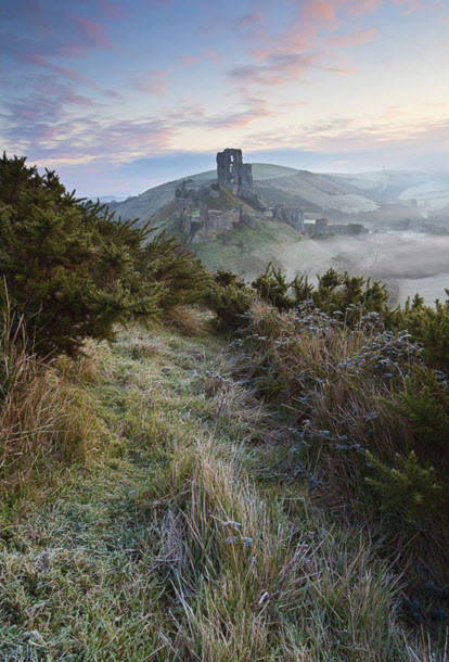 Bức ảnh lâu đài Corfe ở Dorset (Anh) của tác giả Antony Spencer đã đoạt giải nhất của cuộc thi ảnh phong cảnh năm 2010.