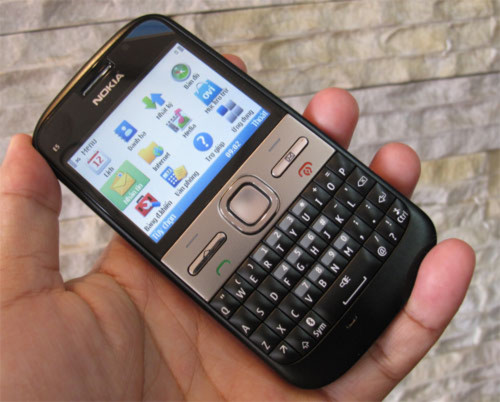 Nokia E5 chính hãng giá 4,9 triệu đồng