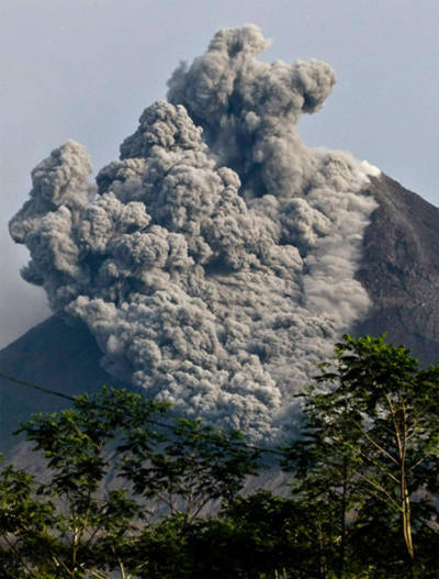 Núi lửa Indonesia phun trào đợt mới