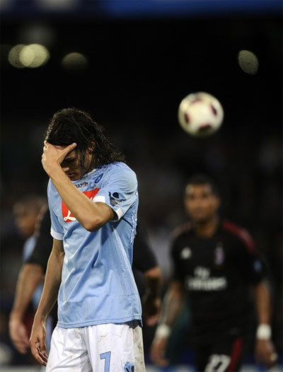 Napoli cũng có nhiều cơ hội, nhưng sự vô duyên của những chân sút như Cavani khiến họ tay trắng trước Milan. Ảnh: AFP.