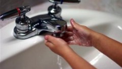 Rửa tay bằng nước ấm