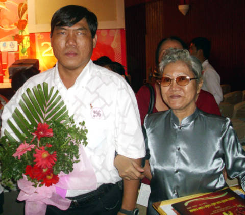 Thầy giáo Nguyễn Phước Thiện và mẹ tại lễ tuyên dương "Người con hiếu thảo 2010". Ảnh: Tá Lâm.
