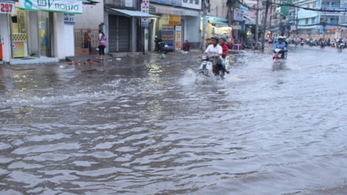 Trên đường Bùi Hữu Nghĩa, nhiều đoạn mực nước dâng tới 40 đến 50 cm