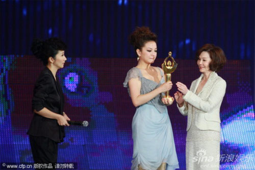 Ngôi vị ảnh hậu LHP Kim Kê năm nay được trao cho vai diễn của Triệu Vy trong bộ phim Hoa Mộc Lan.