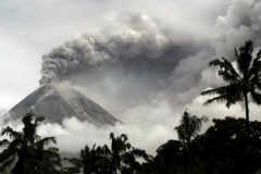 22 núi lửa Indonesia đồng loạt rung chuyển