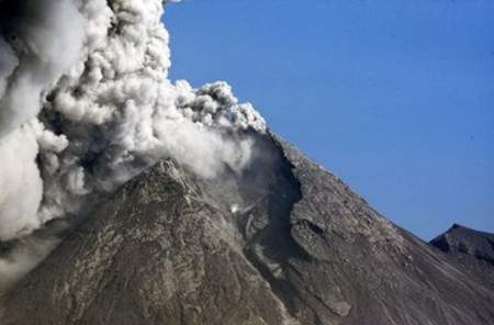    Tro và khí phun ra từ miệng núi lửa Merapi hôm 12/11. Ảnh: AP.