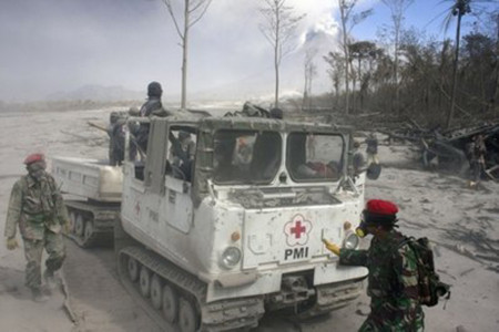 2 Binh sĩ và nhân viên cứu hộ tìm nạn nhân của núi lửa Merapi trong làng Cangkringan ở ngoại ô thành phố Yogyakarta trên đảo Java hôm 11/11. Ảnh: AP.