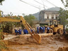 Bùn thải từ sự cố vỡ đập tiếp tục tràn ra sông suối