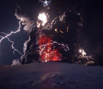 Cảnh tượng chưa từng thấy về núi lửa tại Iceland