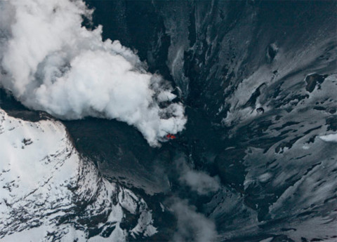 Bức ảnh núi lửa được chụp từ máy bay.