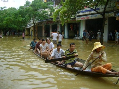 Cầu gãy, hàng trăm hộ dân bị cô lập