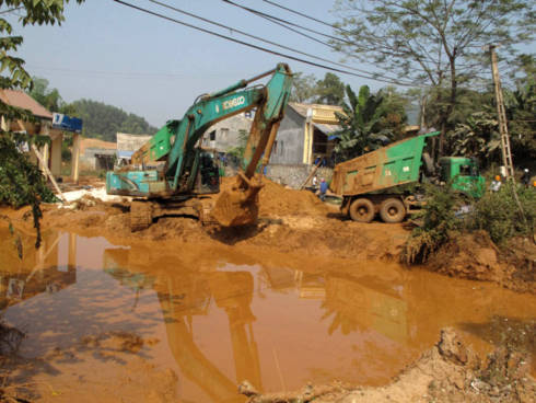 3 Máy xúc đang khẩn trương nạo vét bùn, công việc dự tính không thể hoàn tất sớm do khối lượng bùn thải quá lớn. Ảnh: Bằng Giang.