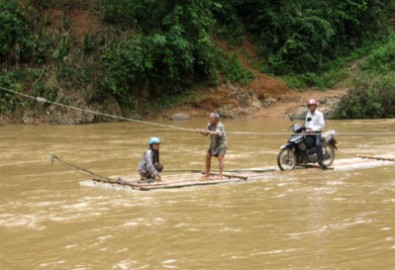 Cô trò đến trường bằng sự... liều lĩnh