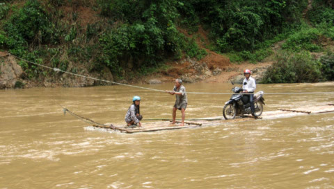 Cô trò đến trường bằng sự... liều lĩnh