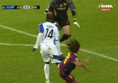 Cú kungfu của Valdes được so với pha đá ở World Cup