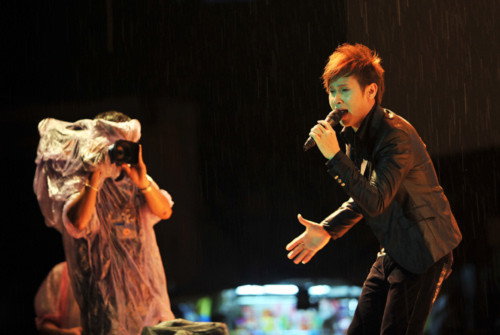 Dàn sao Việt tưng bừng hát trong mưa