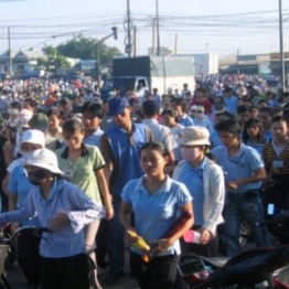 Giá tăng, công nhân làm một lo hai