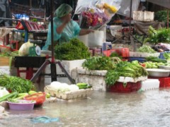 Giá thực phẩm “ăn theo” mưa lũ