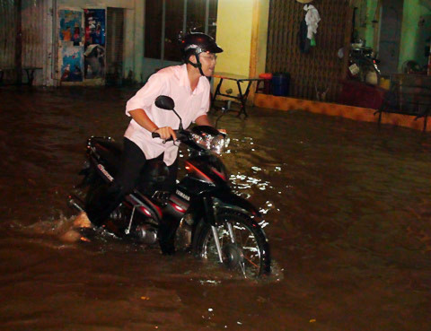 Giao thông Sài Gòn hỗn loạn vì đường ngập