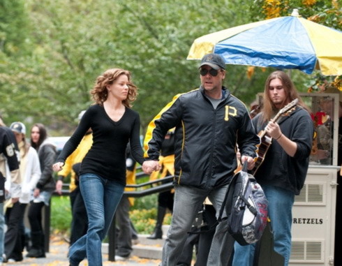 Elizabeth Banks và Russell Crowe trong phim