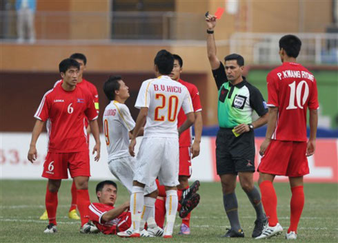 Văn Hiếu bị thẻ đỏ đầu hiệp hai. Ảnh: AFP.