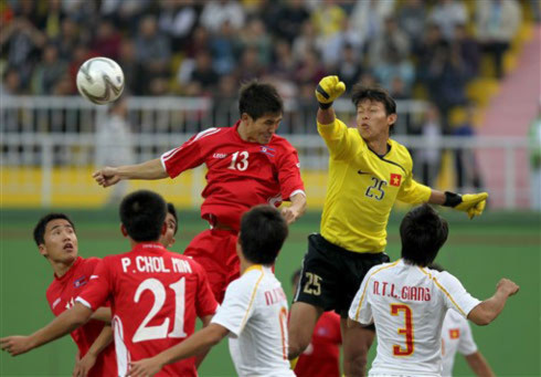 Nếu thủ môn Tấn Trường hôm nay không phản xạ tốt, Việt Nam chắc chắn chịu nhiều hơn hai bàn thua. Ảnh: AFP.
