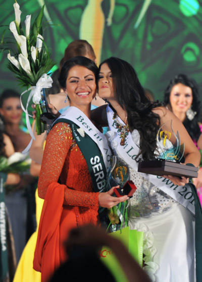 Người đẹp Serbia (trái) và Ecuador chung niềm vui đoạt danh hiệu cao.