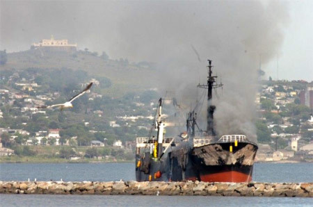 Tàu cá Hàn Quốc gặp hỏa hoạn hôm 15/11. Ảnh: El Pais.
