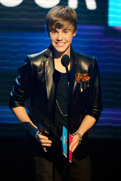 Hoàng tử nhạc Pop Justin Bieber thắng lớn tại American Music Awards 2010