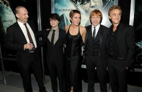 Đoàn làm phim Harry Potter và Bảo bối tử thần ra mắt phim ở Mỹ hôm 15/11. Ảnh: