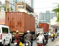 'Hung thần' container tung hoành ở Sài Gòn