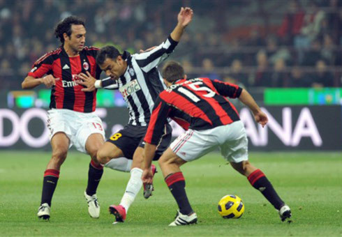 Milan khởi đầu tốt hơn, nhưng sa sút sau khi bị Quagliarella (giữa) chọc thủng lưới. Ảnh: AFP.