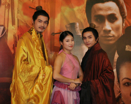 Ba diễn viên chính trong phim: Ngọc Ngoan (vai vua Lý Công Uẩn) - Thu Trang (vai Dạ Hương - người yêu Lý Công Uẩn) - Đình Toàn (vai vua Lê Long Đĩnh)
