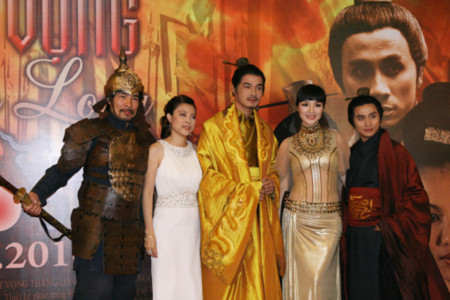 Nhà đầu tư Lê Minh Tâm (váy trắng) cùng người đẹp đền Hùng Giáng My chụp ảnh lưu niệm với các diễn viên trong phim