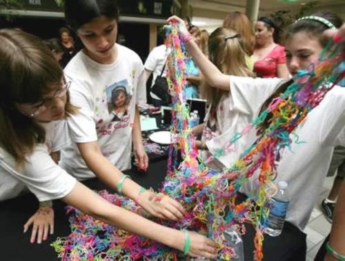    Từ trái qua: Kerstin Vollstedt, 12 tuổi, Ashley Schueler, 13 tuổi, and Erin Juhl, 10 tuổi, sắp xếp các sợi dây Silly Bandz.