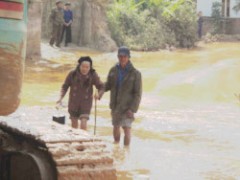 Lũ bùn đỏ tấn công khu dân cư
