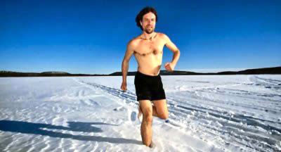 Mặc quần đùi đi bộ trên Bắc Cực