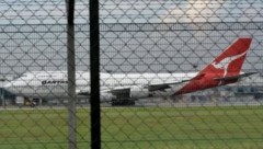 Máy bay Qantas lại nổ động cơ