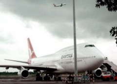 Máy bay Qantas quay lại Sydney vì sự cố động cơ