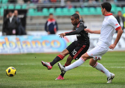 Milan lẽ ra có thể thắng đậm hơn nếu những Robinho, Ibrahimovic chịu phối hợp với nhau, thay vì mải miết tìm bàn thắng cho riêng họ. Ảnh: AFP.