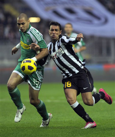 Juventus (áo trắng đen) vẫn thể hiện được bản lĩnh của một ông lớn. Ảnh: AFP.
