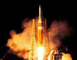  Cảnh tên lửa Delta-4 Heavy mang vệ tinh NROL-32 được phóng tối 21/11. Ảnh: CBS.