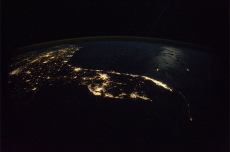 Cảnh tượng bang Florida của Mỹ trong một đêm quang mây.