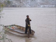 Nghề vớt xác người để bán trên sông Hoàng Hà.