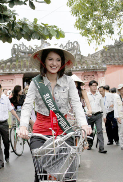 Khuôn mặt phúc hậu của người đẹp Đông Âu này rất hợp với chiếc nón lá Việt.