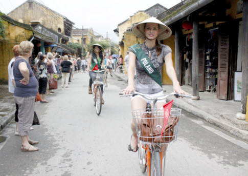 Khách du lịch nước ngoài thích thú ngừng cả bên đường để ngắm đoàn người đạp thong thả dạo xe trên phố.